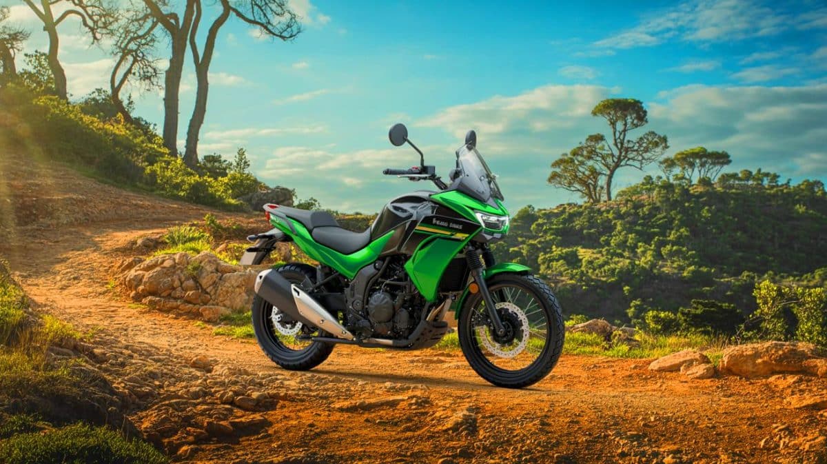 Kawasaki KLE 500 Adventure Bike Sparks Excitement with Full Specs and Features, Offering Unmatched Off-Road Experience Illustration of the newly reintroduced Kawasaki KLE 500 adventure bike, showcasing its modern design and features.
